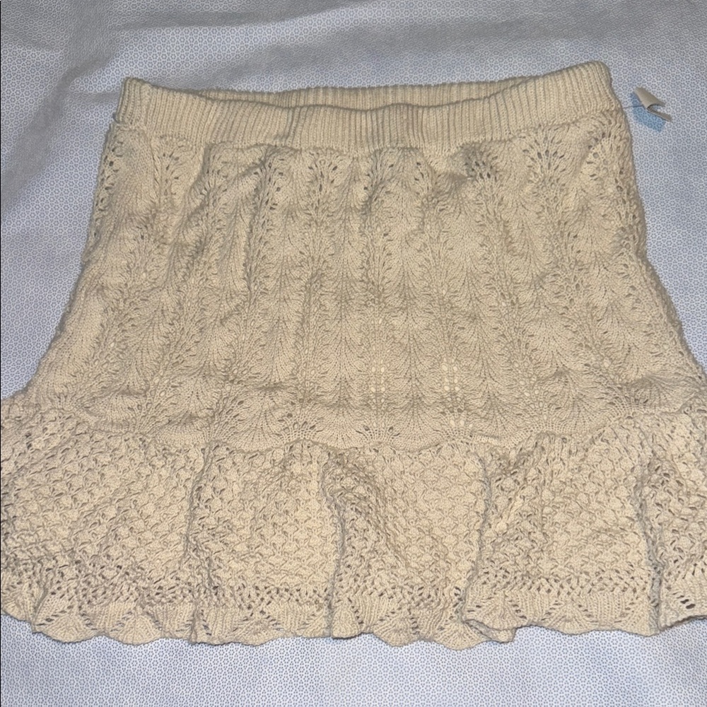 Cute crochet creamy beige lined mini skirt size medium by Freshman 1996 NWT